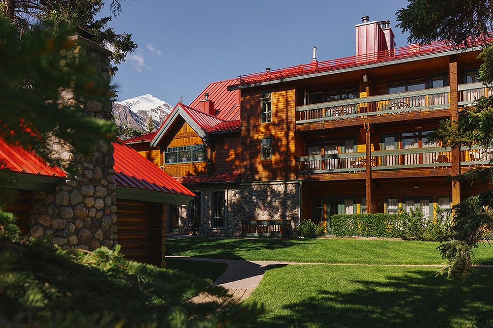 Explore the Best Lake Louise Hotels – Your Ideal Mountain Retreat Awaits